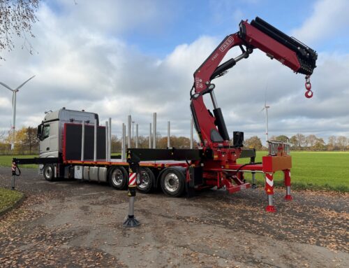 Plateuaufbau mit heckmontiertem Fassi F820RA.2.26