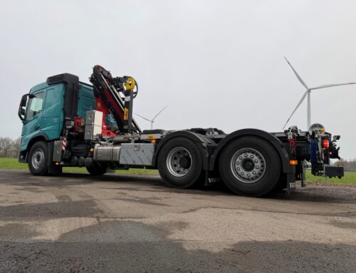 Volvo FM 380 6×2 mit Fassi Frontladekran + Hyva Abrollkipper