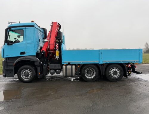 MB Arocs mit Fassi F275 Frontladekran und Pritsche